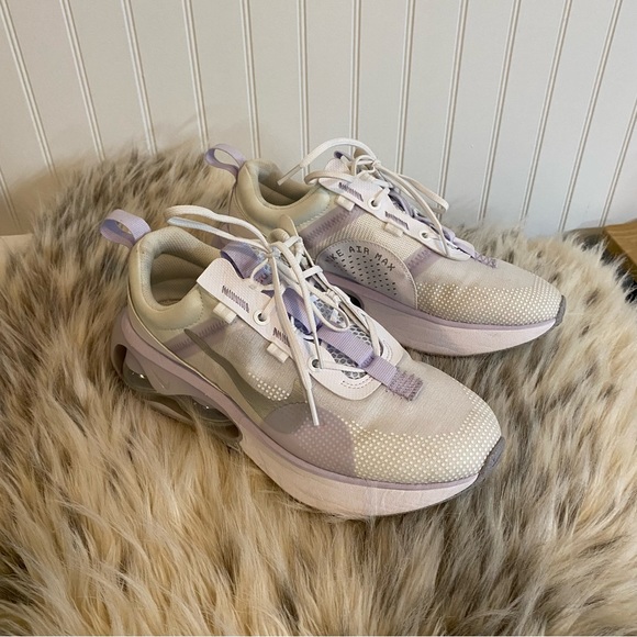 Women’s Nike Airmax - Picture 1 of 5